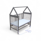 Preview: Kinderbett - Beistellbett - Babybett Haus 120x60cm mit Matratze Gurt und Rädern grau